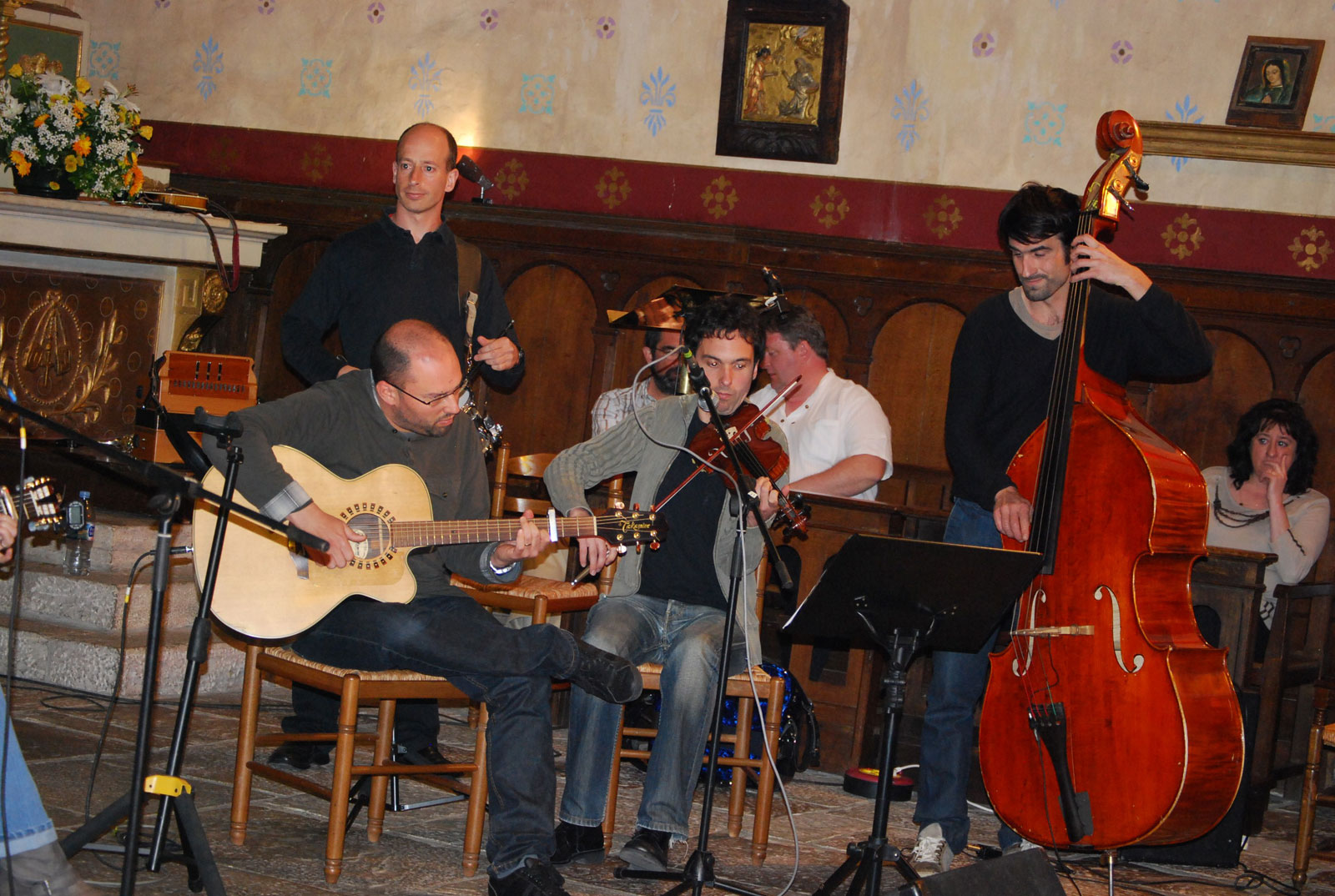 Urko Arozena, Xabi Albistur (gitarra), Arkaitz Miner (biolina), Eric Oxandaburu (kontrabaxua)