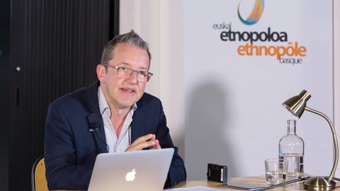 Ahozko literatura eta idatzira iragatea : hizkuntza guttituen adibidea okzitanieraren bitartez (XVIII-XIX.mendeak)