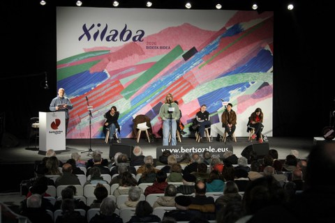 "Bertsolaritza", regards sur l'improvisation versifiée et chantée en langue basque