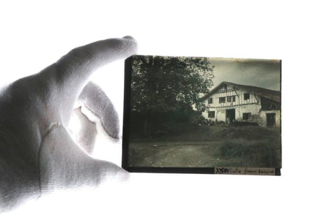 "Euskal Herria koloretan. Autokromoak 1907-1935" erakusketaren bisita gidatua "Euskal Herria koloretan. Autokromoak 1907-1935" erakusketaren bisita gidatua