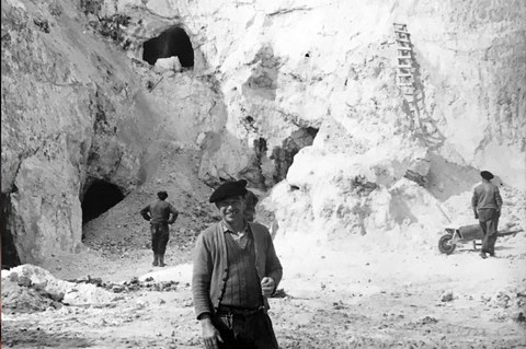 "Harri Xuria eskutan – Du Kaolin sous les pieds" "Harri Xuria eskutan – Du Kaolin sous les pieds"