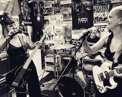 Perlata + Neallta Fola