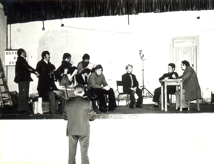 Xuri gorriak eta..Hazparneko Haritz-Barne aretoan, errepika batean. Ezkerrean zutik: Michel Brust, Jean-Michel Bide, Michel Bellecave, Martin Zabalçagaray. Jarririk: Ugutz Robles-Aranguiz, Maite Diratchette, X, X, X, X, Frantxua Diratchette. Bakarrik: Beñat Hitta. Eskuinean: Pierrot Fourcade, Daniel Landart (Jean-Pierre Lahirigoyen ordezkatzen zuena). Bizkarrez: Iker Gallastegi, zuzendaria.