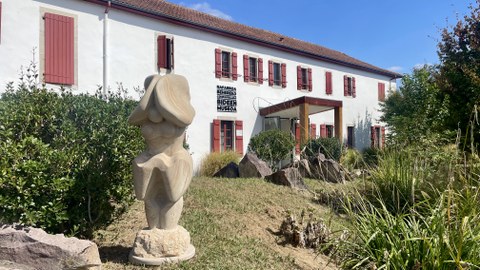 "Bideen Aztarnak" erakusketaren bisita kondatuak