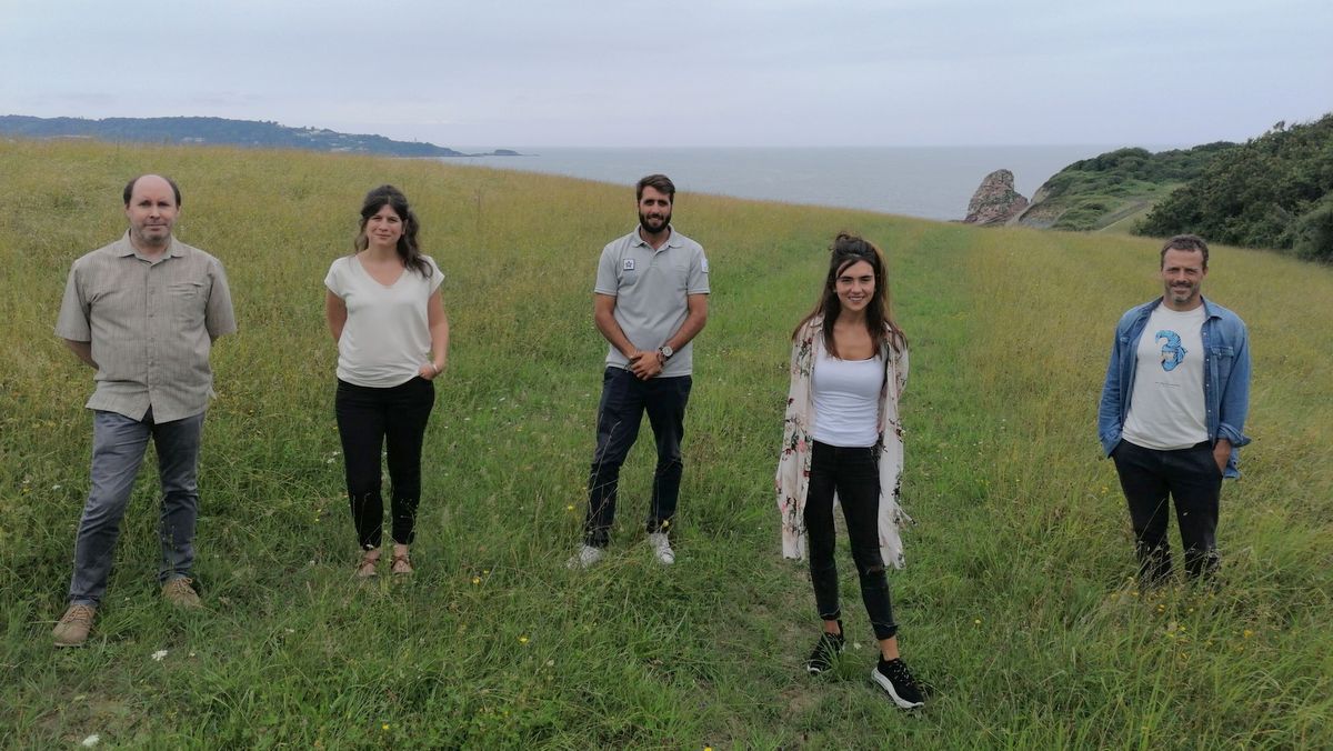 Ezkerretik hasita, Oier San Martin, EIE-ko lankidea, Maia Etchandy, EKE-ko kultura bitartekaritzaren arduraduna, Jon Frahier, CPIE Euskal Itsasbazterrako animatzailea, Maialen Akizu Bidegain, eta Ion Irurzun, Elkano Fundazioko zuzendaria © Elkano Fundazioa Ezkerretik hasita, Oier San Martin, EIE-ko lankidea, Maia Etchandy, EKE-ko kultura bitartekaritzaren arduraduna, Jon Frahier, CPIE Euskal Itsasbazterrako animatzailea, Maialen Akizu Bidegain, eta Ion Irurzun, Elkano Fundazioko zuzendaria © Elkano Fundazioa