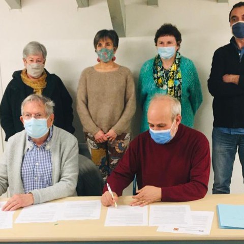 EKE-k urte batzuetako partaidetza hitzarmena izenpetu du Azkaineko Herriko Etxearekin