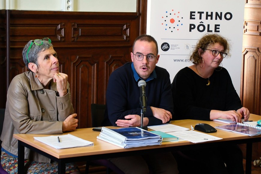 Terexa Lekumberri, euskal etnopoloaren koordinatzailea, Johañe Etchebest, EKE-ko zuzendaria eta Nathalie Jaëck, Bordeaux-Montaigne unibertsitateko ikerketa batzordearen zuzendariordea © Lorentxa Saragueta