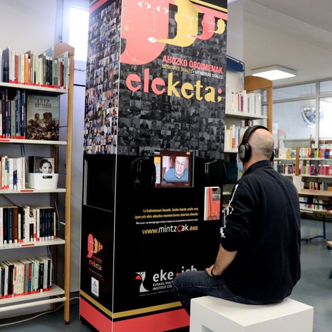 EKE-k oroimen kolektiboaren multimedia kioskoa plazaratu du