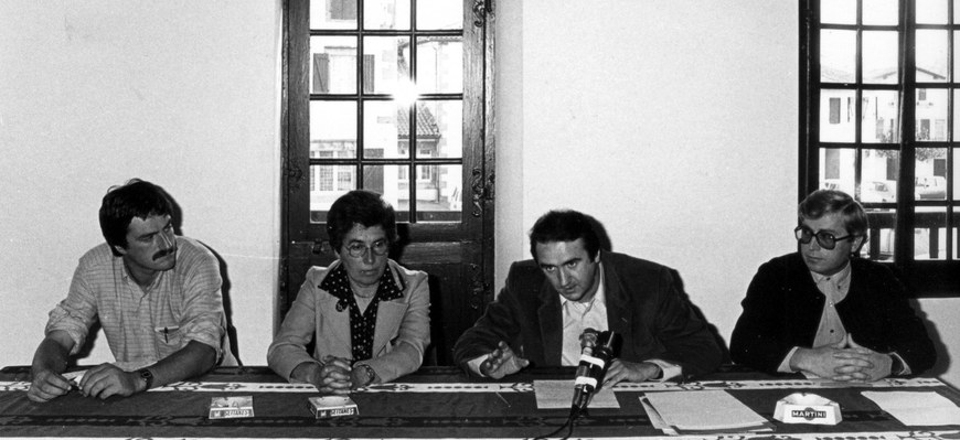 Teatro artxibategiaren aurkezpena Heletako Herriko Etxean (1983). Ezkerretik eskuinera: Daniel Arbeletche, Marie-Andrée Arbelbide (auzapeza), Daniel Landart, Txomin Davant (hautetsia) © Jose Goia Teatro artxibategiaren aurkezpena Heletako Herriko Etxean (1983). Ezkerretik eskuinera: Daniel Arbeletche, Marie-Andrée Arbelbide (auzapeza), Daniel Landart, Txomin Davant (hautetsia) © Jose Goia