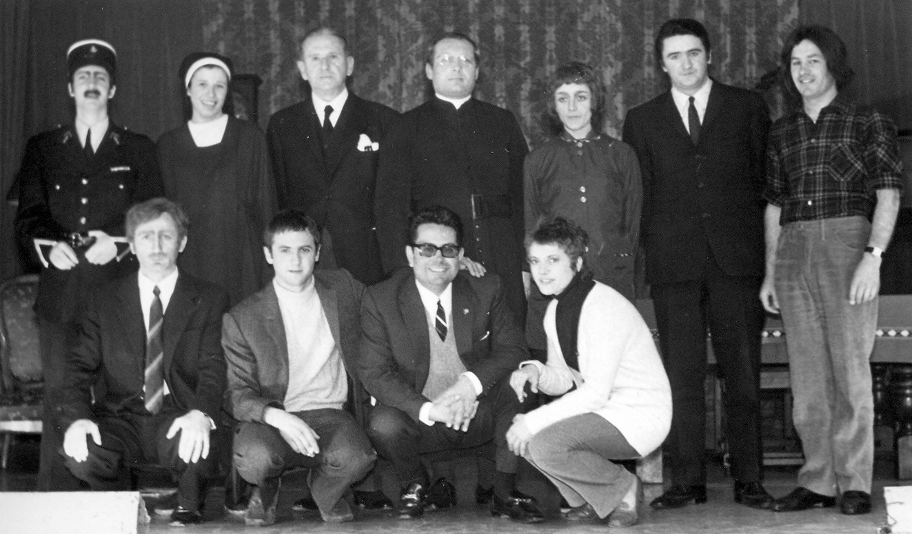 Bigarren lerroan: Paul Etchemendy, Anita Garra, Telesforo de Monzo, Michel Brust, Annie Dunat, Daniel Landart, Txomin Ezponda. Lehen lerroan: Pettan Elissalde, Jean-Louis Laffite, Angel Arregi, Jenofa Chabagno