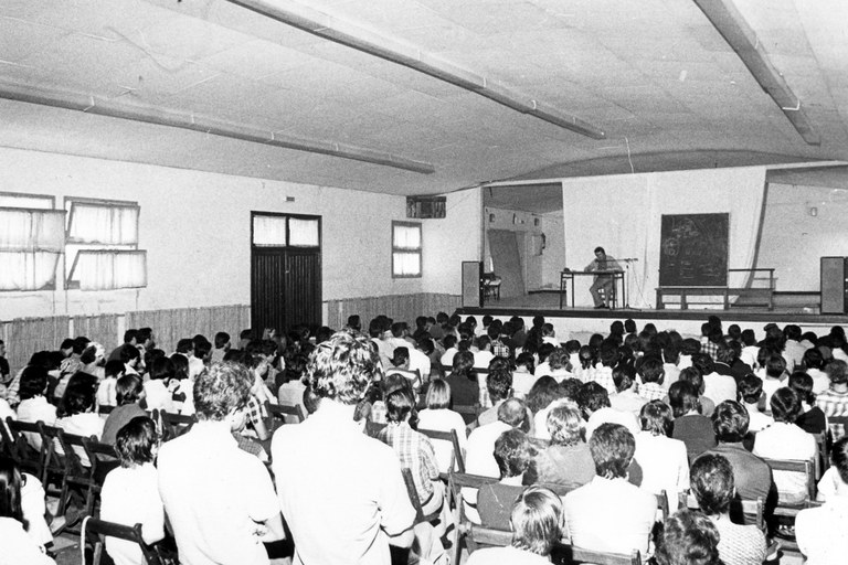Daniel Landart lors d'une conférence sur l'histoire du théâtre en Iparralde à la salle Bilgune d'Ustaritz, dans le cadre de l'Université basque d'été (1975)