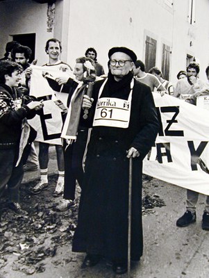 Aita Lafitte Korrikaren lekukoarekin (1983) - Argazkia: Argia astekaria
