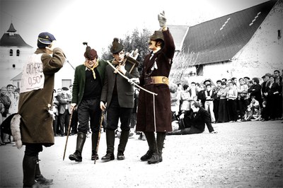 Les jeunes du village d’Aussurucq présentant leur mascarade à Menditte (Soule) en 1972. Auteur: Javier Garayalde (www.guregipuzkoa.net) - (CC-BY-SA)