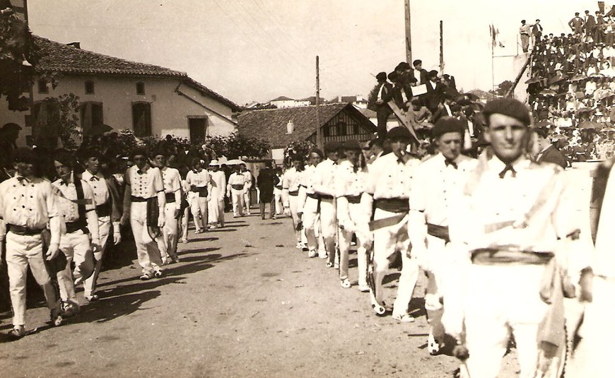 Les danseurs entrant sur la place aux toberak de 1937