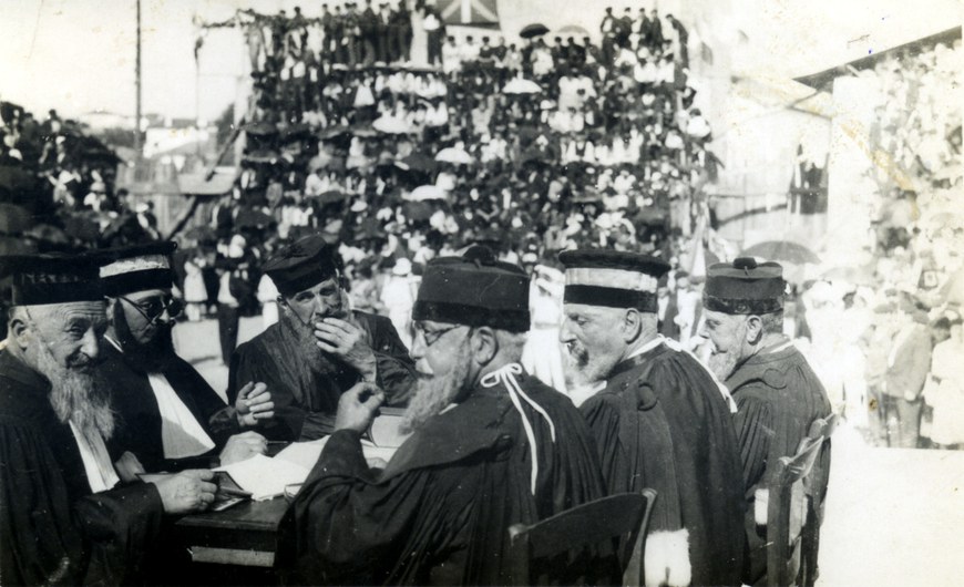 Les juges et le public sur la place d'Irissarry (1937)