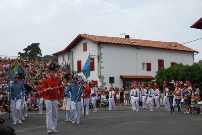 La cavalcade arrive sur la place