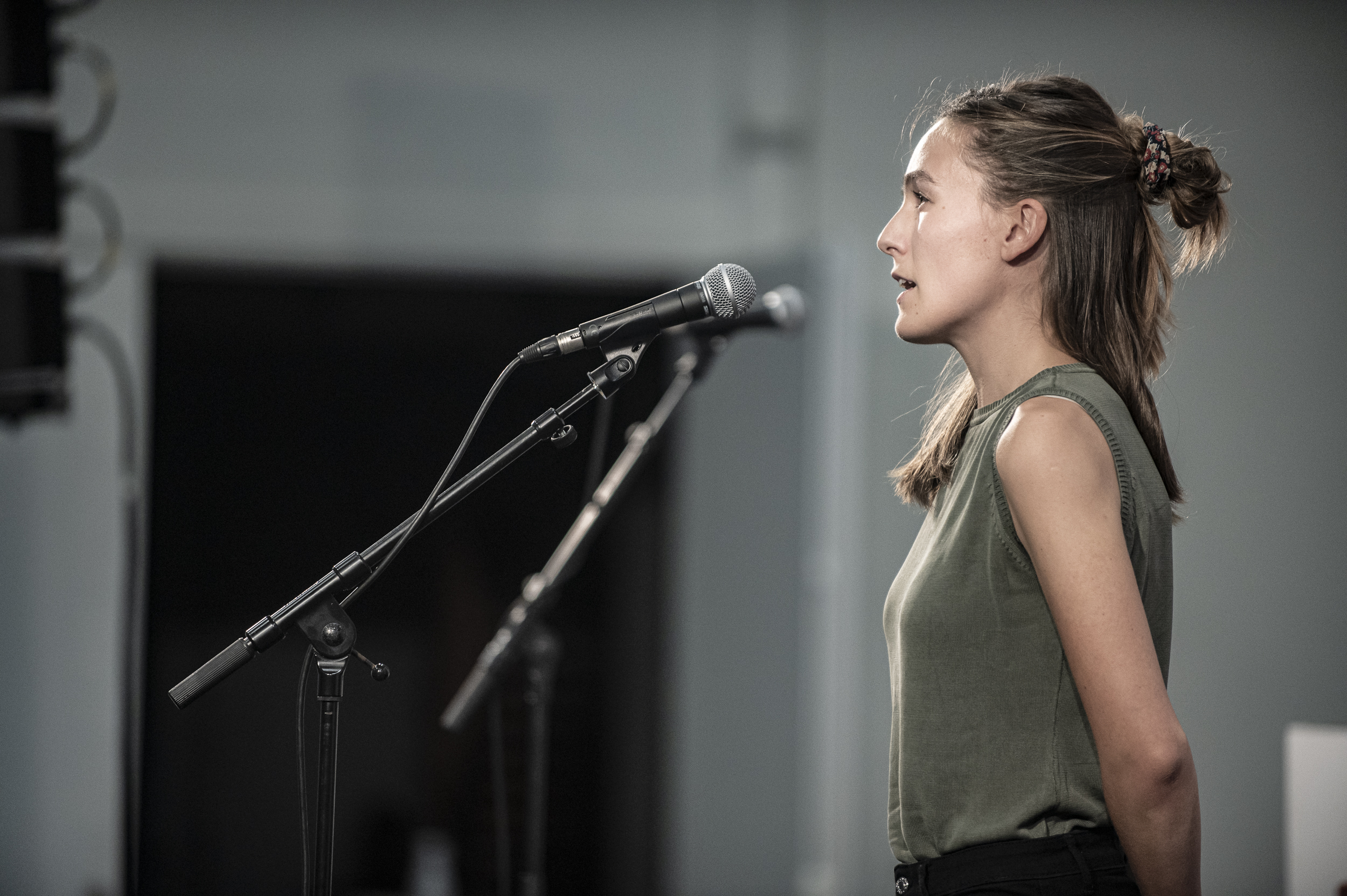 Nerea Ibarzabal Salegi bertsolaria Ganbarako probaren denboran, Gotaineko herriko gelan © Patxi Beltzaiz