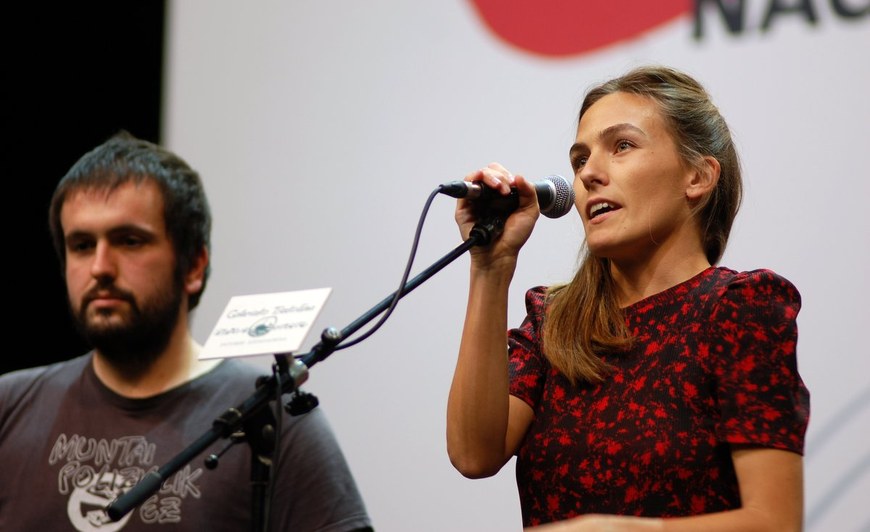 Eñaut Martikorena eta Nerea Ibarzabal bertsolariak - Bertsolari txapelketa nagusia - Finalaurrekoetako bigarren itzulia - Baiona, 2022 © Jakes Larre - EKE Eñaut Martikorena eta Nerea Ibarzabal bertsolariak - Bertsolari txapelketa nagusia - Finalaurrekoetako bigarren itzulia - Baiona, 2022 © Jakes Larre - EKE