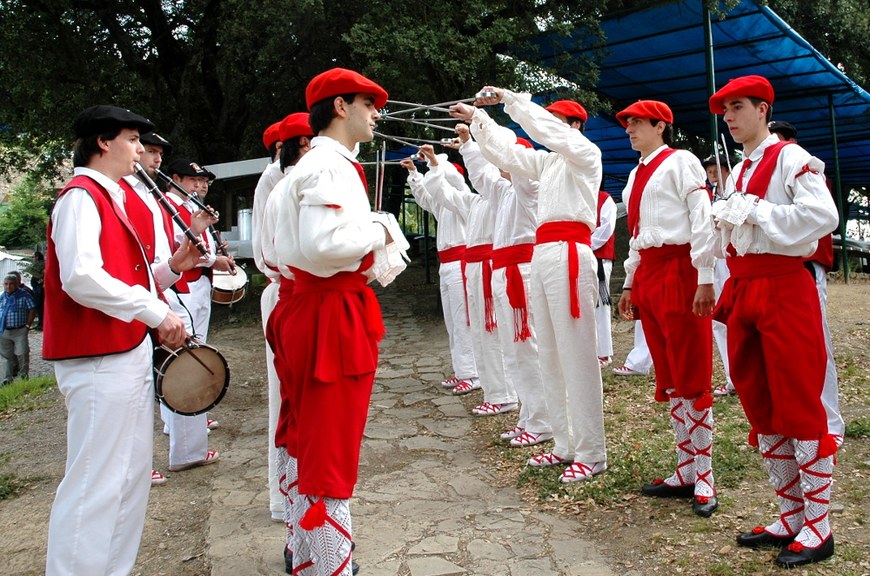 Ezpata-dantzak Zumarragan (2012 - Oier Araolaza / dantzan.com - CC-BY-SA) Ezpata-dantza - Zumarraga (2012 - Oier Araolaza / dantzan.com - CC-BY-SA)
