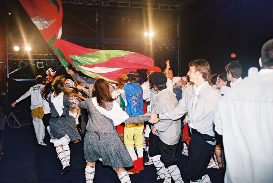 Diasporako gazteak Euskal Herriko ohidurei jarraituak dira (arg. Kepa Etchandy). Diasporako gazteak Euskal Herriko ohidurei jarraituak dira (arg. Kepa Etchandy).