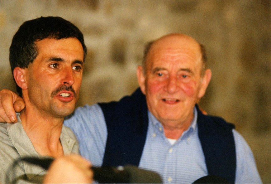 Panpi Lascano eta Frantxua Fagoaga "Apeztei" kantariak 2000ko kanta bazkarian © Jakes Larre - EKE Panpi Lascano eta Frantxua Fagoaga "Apeztei" kantariak 2000ko kanta bazkarian © Jakes Larre - EKE