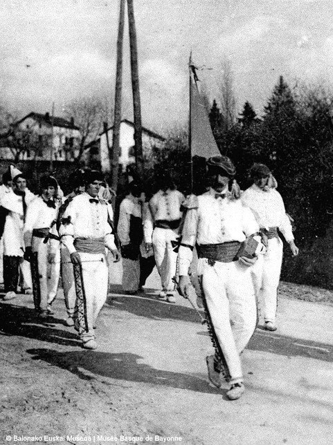 Ipar euskal herrian gainbeheran diren ohiturak (XX. mende hasieran)