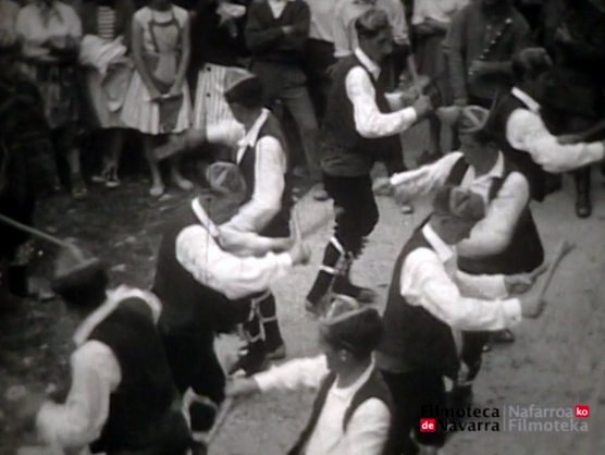 Otsagabiako dantzariak Elurretako Ama Birjinaren baselizan Iratin (1960)