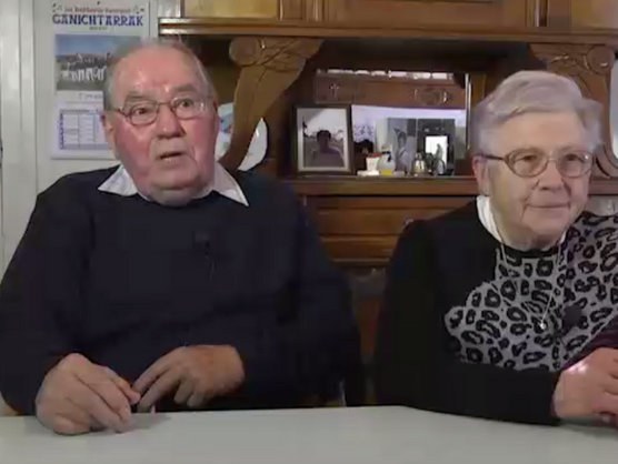 "Kongregazioko neskak ez ziren libro mutikoekin dantzatzeko" "Kongregazioko neskak ez ziren libro mutikoekin dantzatzeko"