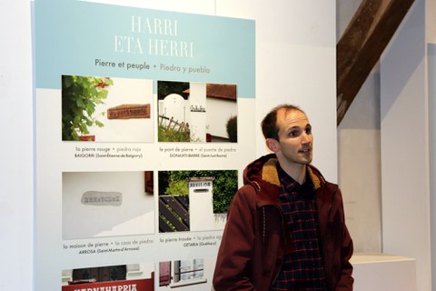 Visite commentée de l'expo "Hitz-Enea" avec le bertsulari Sustrai Colina Visite commentée de l'expo "Hitz-Enea" avec le bertsulari Sustrai Colina