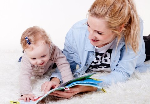Comment les bébés commencent-ils à apprendre leur(s) langue(s) maternelle(s) ?