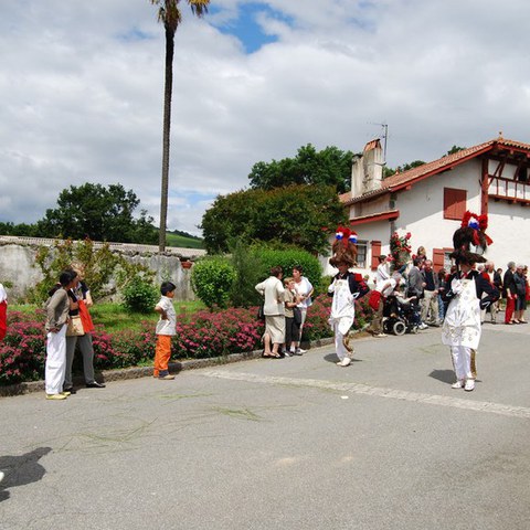Histoire des costumes traditionnels de Besta Berri