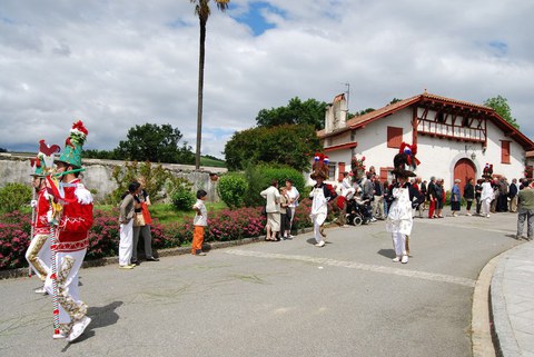 Histoire des costumes traditionnels de Besta Berri Histoire des costumes traditionnels de Besta Berri