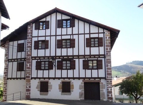 La trilogie basque : la maison, l'église, la tombe
