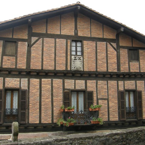 Etxea, La maison et le Basque : de la vie terrestre au paradis