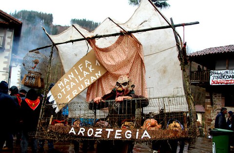 Chars de carnaval et autres monstruosités