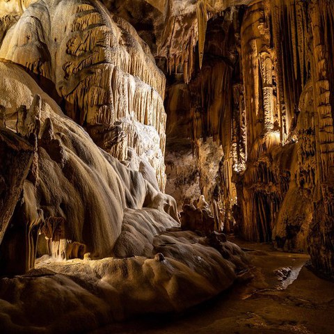 Visite des grottes d'Isturitz et d'Oxocelhaya en basque