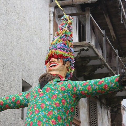 Comédie, jugement et satire sociale : de Monsieur Carnaval à San Pantzar