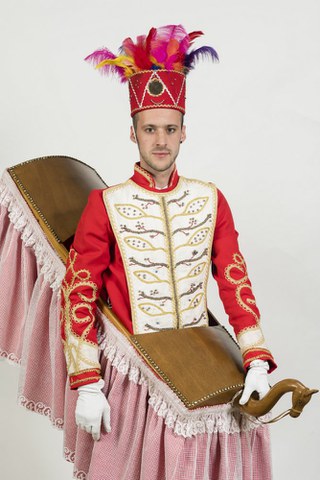 Des plumes et des fleurs pour l'homme-cheval