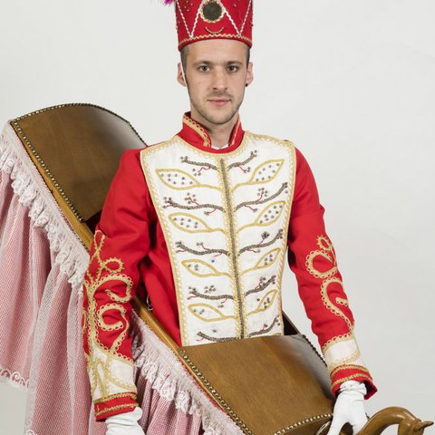 Des plumes et des fleurs pour l'homme-cheval