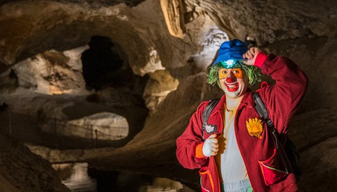 Visite des grottes de Sare avec le clown Pontx