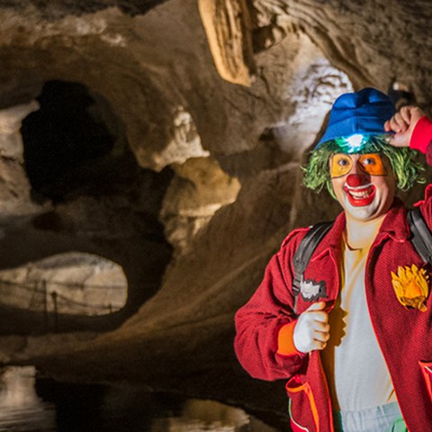 Visite des grottes de Sare avec le clown Pontx