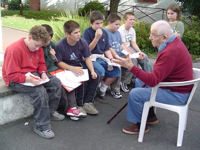 Pierre Epelva avec les enfants