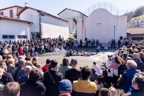 Représentations festives sur les places du Pays Basque nord