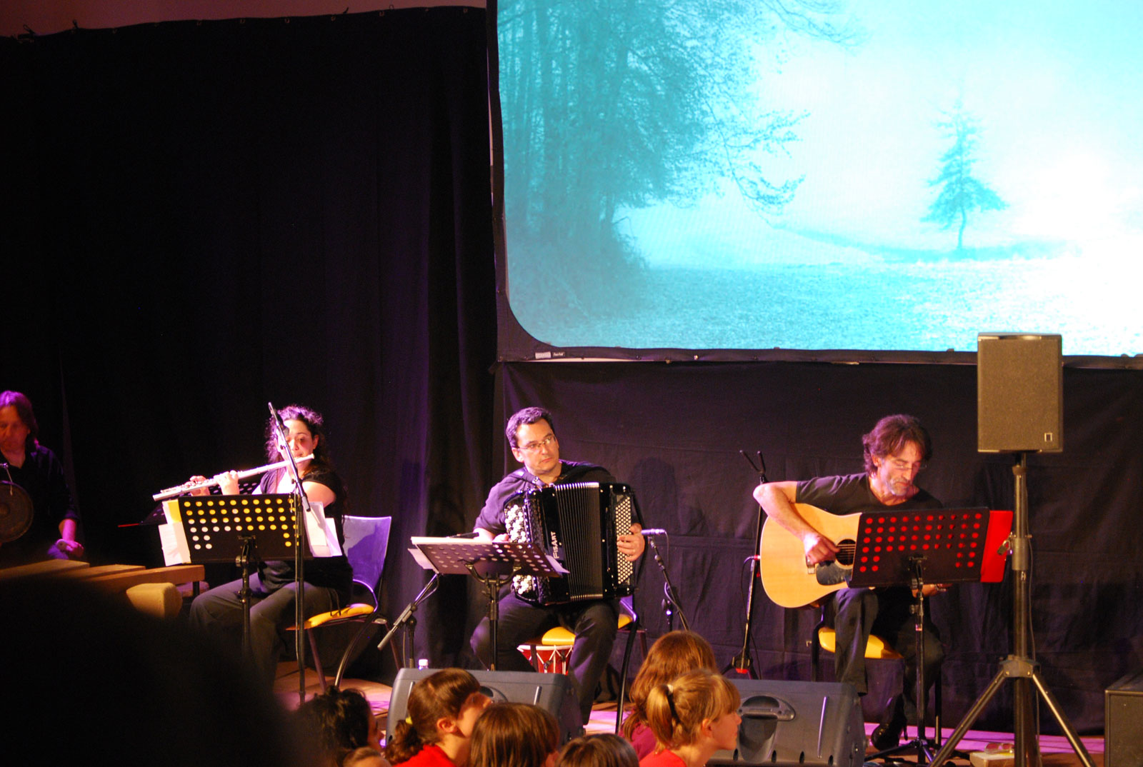 Musikarietan: Marie Hirigoyen, Didier Ithursarry akordeioan, Jean-Lou Corrihons