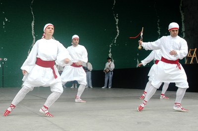 Danseuse et danseurs interprétant danse de l'épée et du bouclier à Añorga (Journée de Ste-Carmen, 2010)