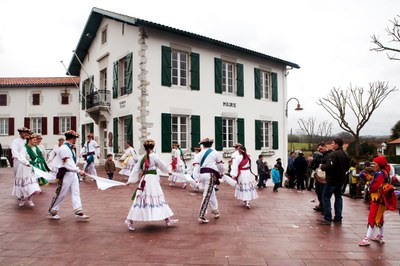 Kaskarot et danseuses lors du carnaval de Briscous (2012 - Iñaki Zugasti / dantzan.com - CC-BY-SA)