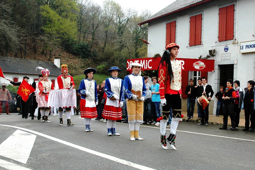 Mascarade de Chéraute au quartier Hoquy (2012 - Oier Araolaza / dantzan.com - CC-BY-SA)