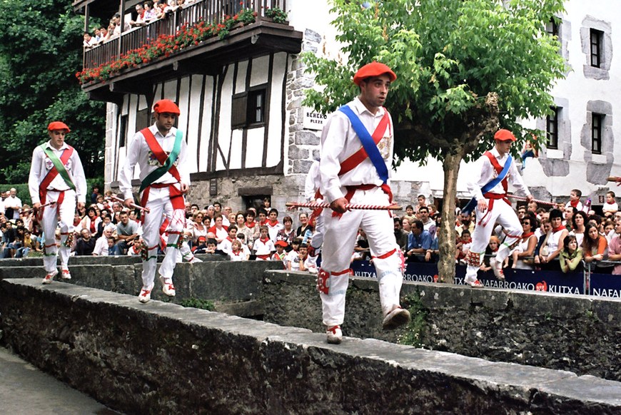 Danse de l'épée (2003 - Oier Araolaza / dantzan.com - CC-BY-SA )