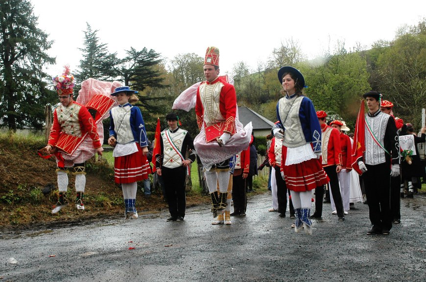 Les cinq Aintzindari de la mascarade de Chéraute au quartier Hoquy (2012 - Oier Araolaza / dantzan.com - CC-BY-SA)