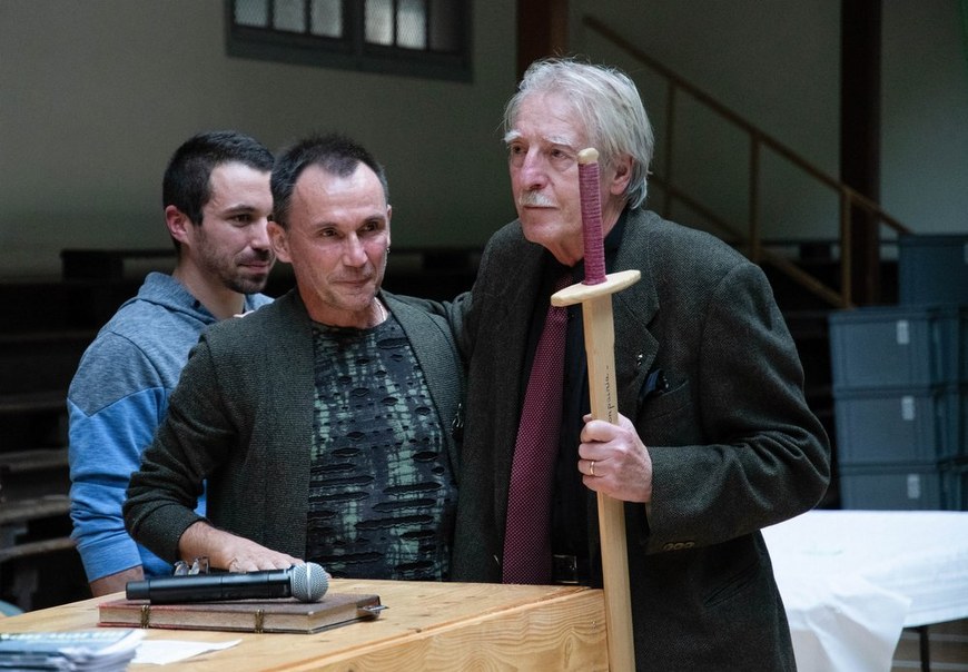 Hommage à Juan Antonio Urbeltz à Biarritz, en 2018. De gauche à droite Jon & Claude Iruretagoyena et Juan Antonio Urbeltz (© Olivier Houeix)